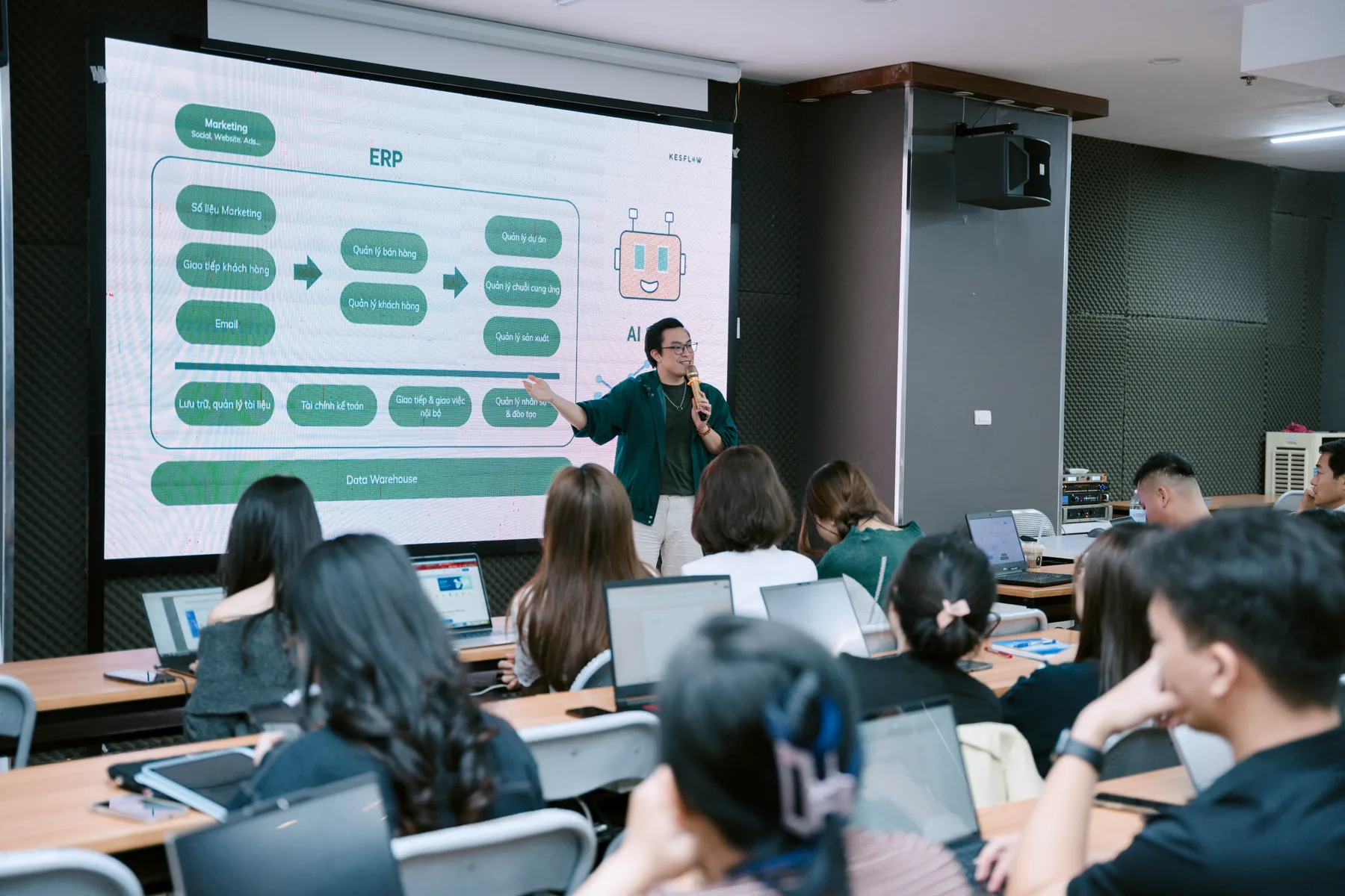 Toàn cảnh một buổi lớp Teamwork với AI, Hưng đứng cạnh màn hình sơ đồ
