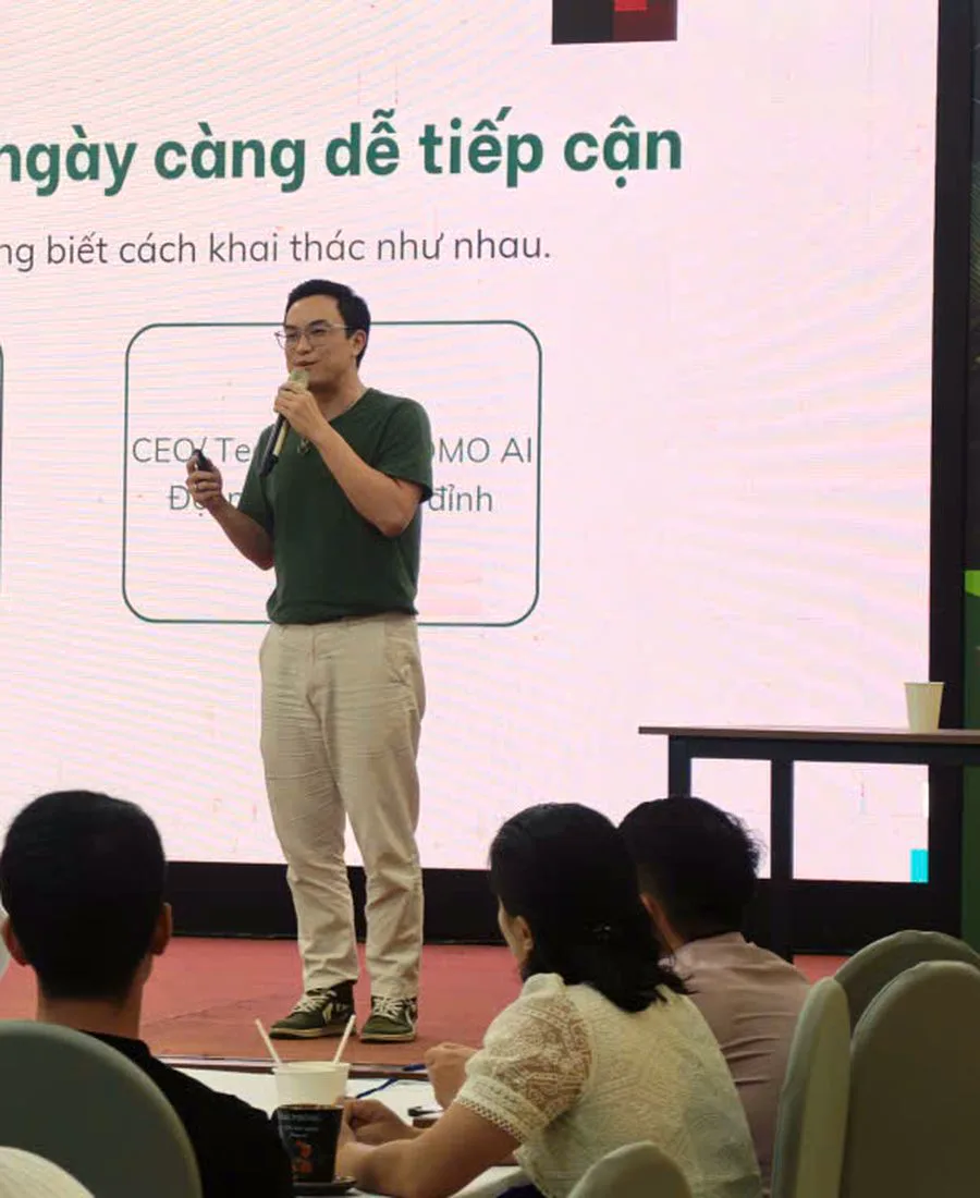 Hưng Kescy cầm mic đứng lớp