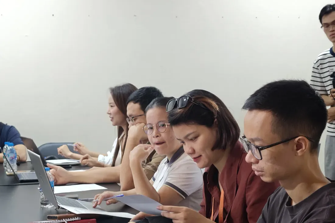 Học viên lớp Teamwork với AI đang làm việc trên laptop