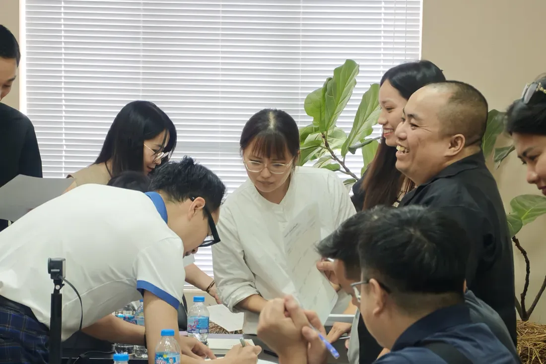 Học viên ngồi cạnh nhau thực hành trên việc thật của từng người, trợ giảng gỡ kẹt ngay tại chỗ